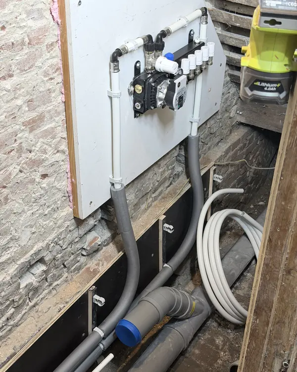 Bouwfoto Newtonstraat 286: nieuw riool en waterleiding in de kruipruimte