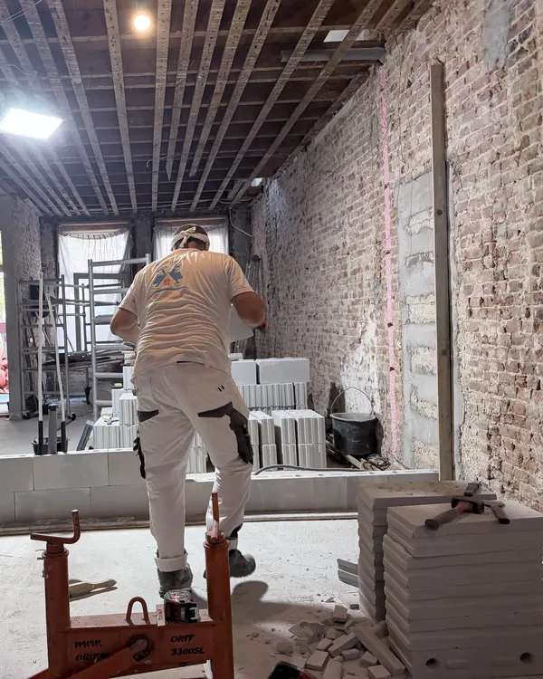 Bouwfoto Newtonstraat 286: vakmensen aan het werk op de parterre