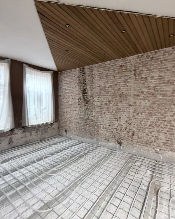 Bouwfoto: de leidingen van de vloerverwarming liggen op de geïsoleerde vloer van Newtonstraat 286