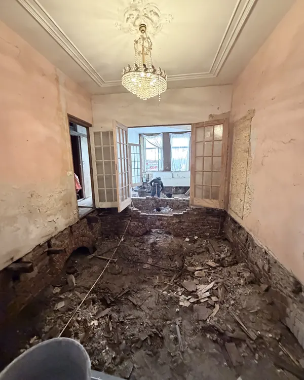 Bouwfoto: de woonkamer van Newtonstraat 286 aan het begin van de verbouwing, de oude vloer is eruit
