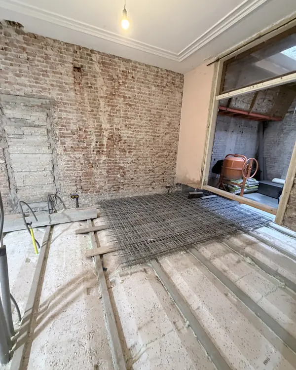 Bouwfoto Newtonstraat 286: wapeningsnet op de nieuwe vloer