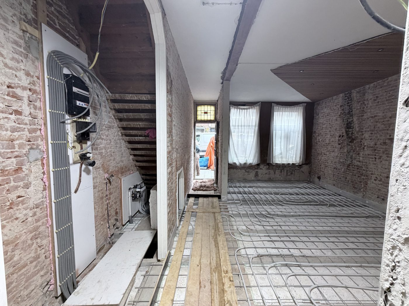 Doorkijk door de woning tijdens de bouw