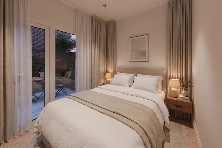 Tweede slaapkamer met tuindeuren en een tweepersoonsbed in Newtonstraat 286 (impressie)
